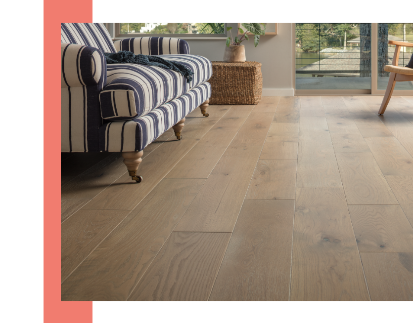 Sofá listrado e piso de madeira claro.